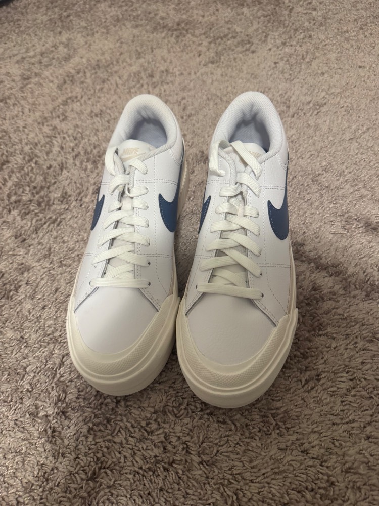 Nike White Low-Top Sneakers - Image 3